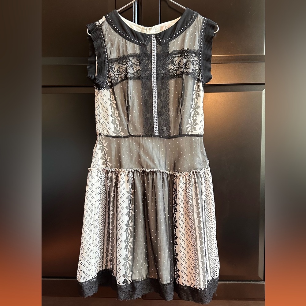 Super cute & unique Freeway black & white dress